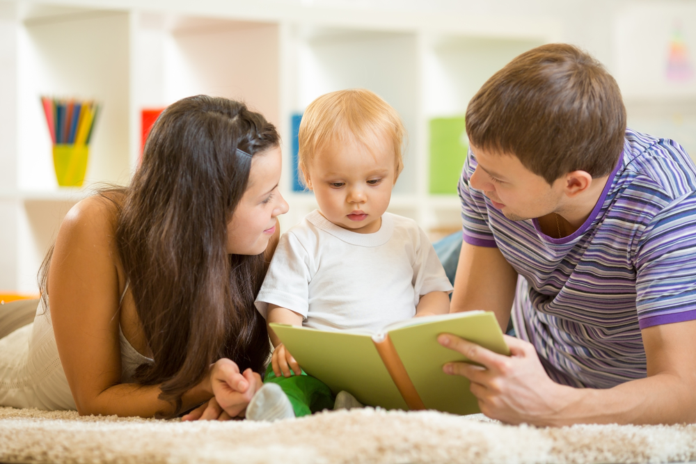 jeunes parent lire livre bebe