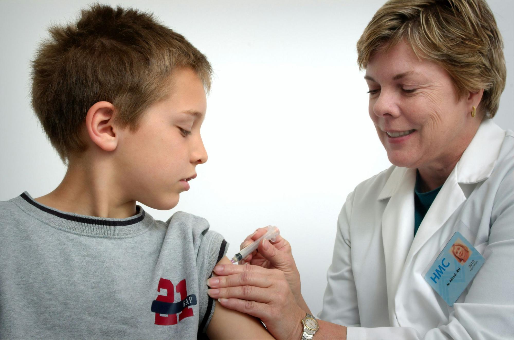 Enfant recevant un vaccin par une infirmière pour préparer la rentrée