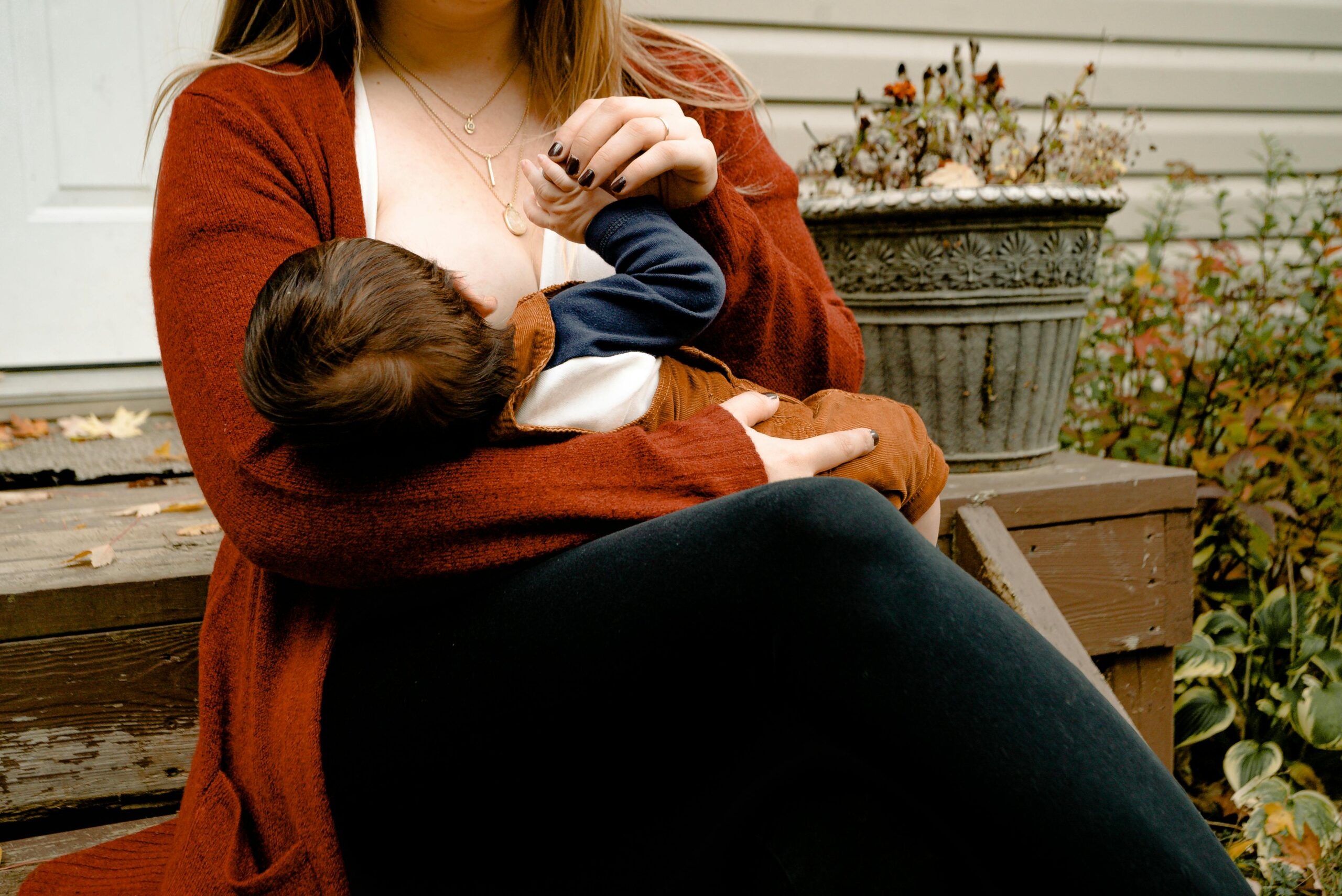femme allaite enfant